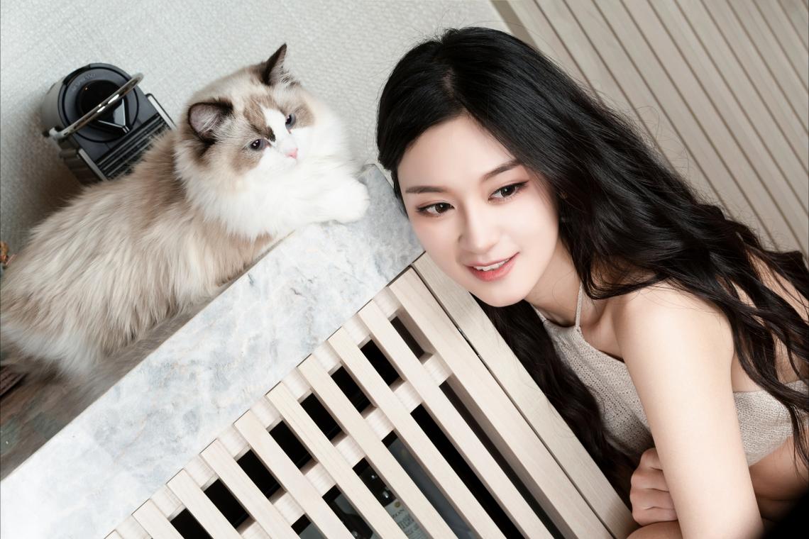 婴儿卡喉危急时刻 暖心女警紧急送医